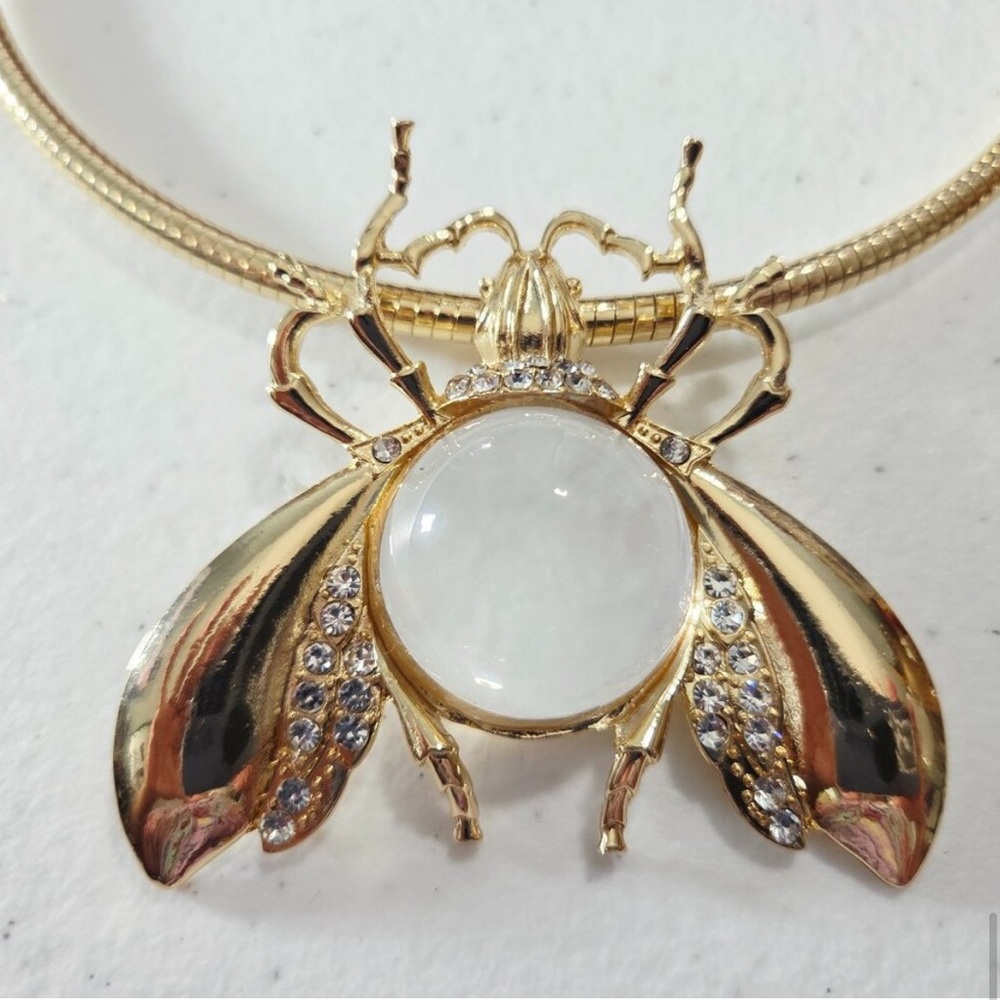 NWT ⚜️🤍⚜️ Natasha Gorgeous Bee Pendant Statement Necklace - Picture 11 of 12